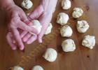 Shangi with sour cream Cheesecakes with sour cream from yeast dough recipe